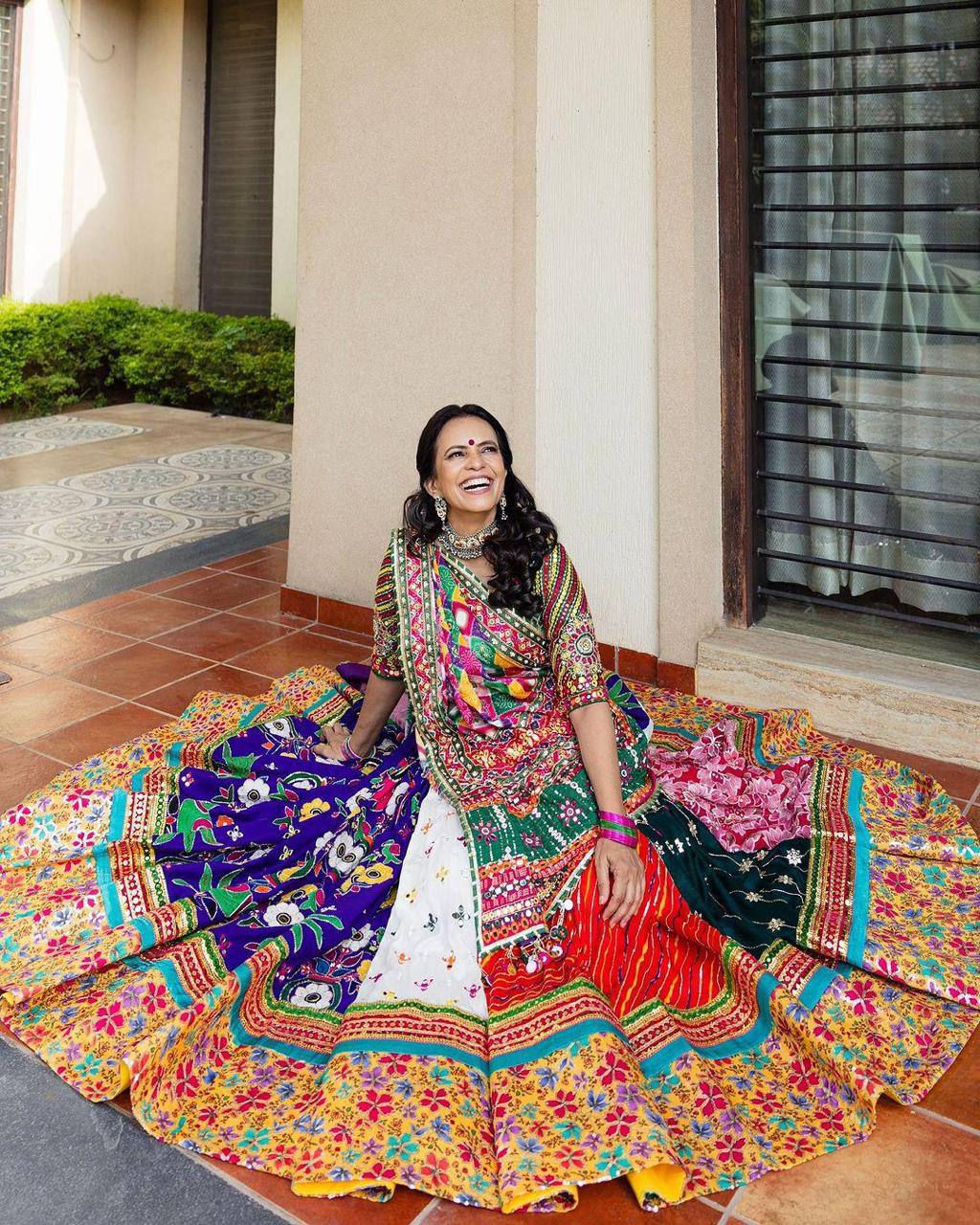 Rang Rasiya Royale Twirl Bold Embroidered Borders Choli