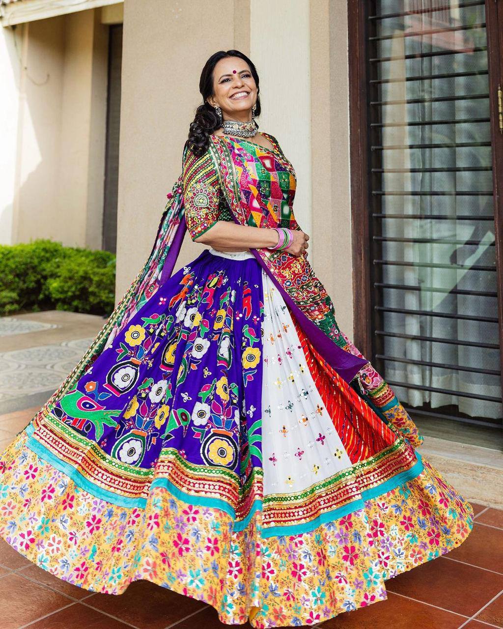 Rang Rasiya Royale Twirl Bold Embroidered Borders Choli